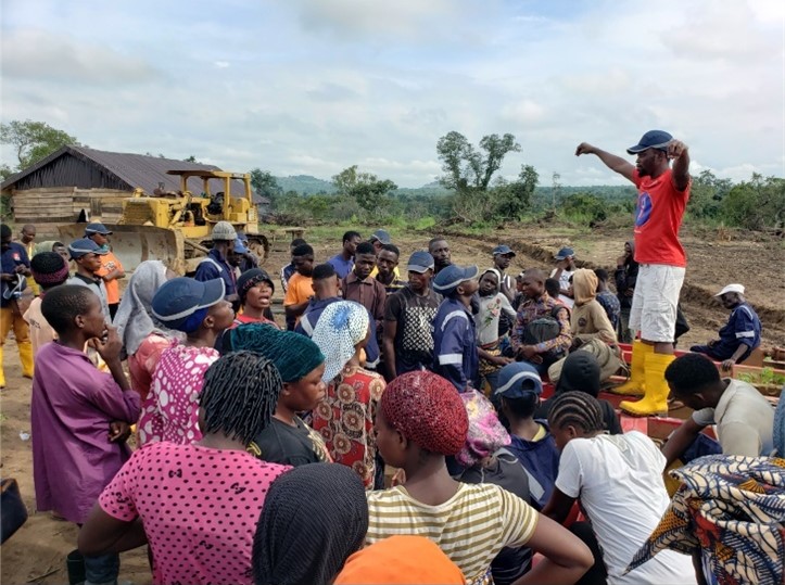 agbeyewa-community-addressing-workers